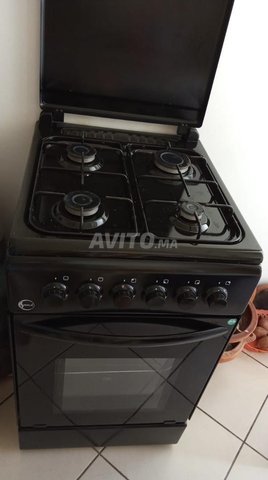 Cuisinière à gaz 4 feux plus four État quasi neuf