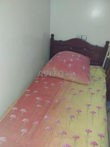 2 lit avec matelas et mario a 4 portes en bois