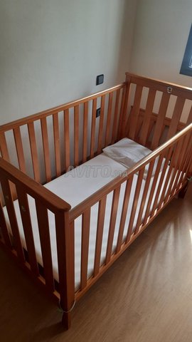 sommier et matelas pour bébé en bois massif