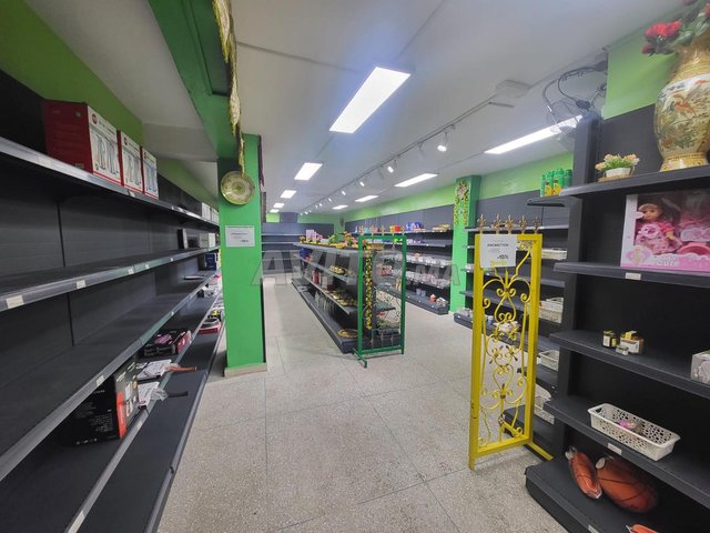 محلان للبيع بعناوين منفصلة