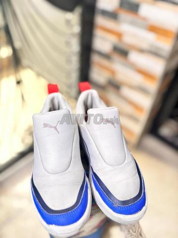 حذاء رياضي من بوما بلون أبيض مع لمسة زرقاء 