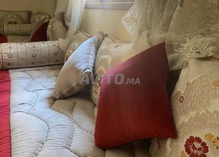 صالون للبيع مع طاولة