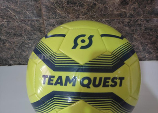 إنها كرة جديد جدا غير مستعمل