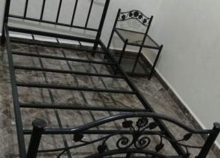  سرير جديد مع طاولة جانبية