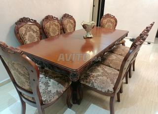 Table à manger avec 8 chaises