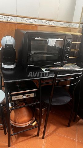 Table de cuisine avec une chaise 