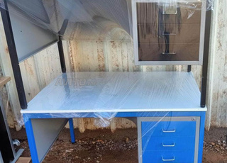 Bureau pour maître avec caisson métallique