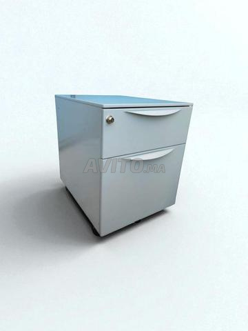 خزانة سفلية بعجلات مع مقبض رمادي في عرض ترويجي