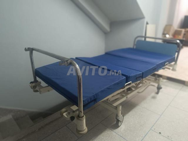 Lit medical avec matelas neuf
