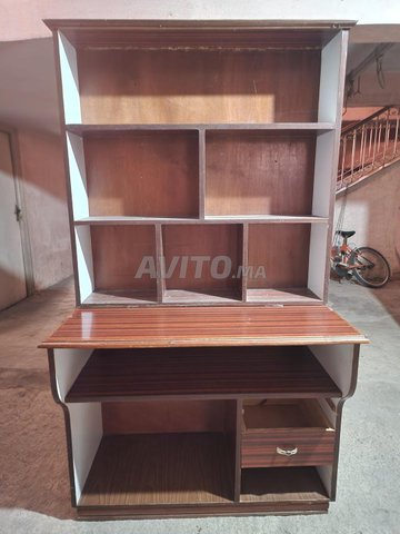 Bureau avec bibliothèque