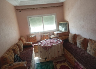 توجد امام بوسطة 