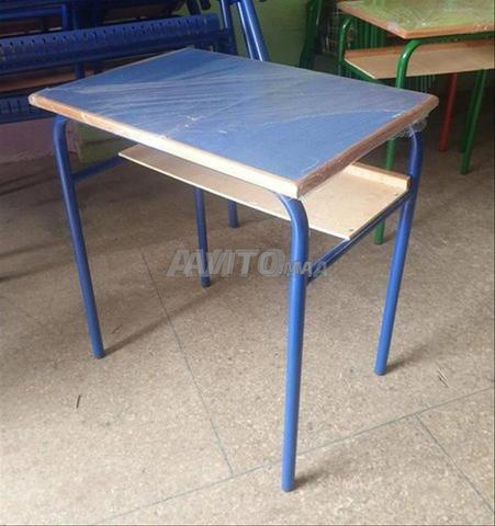 طاولة مدرسية خشبية مع لوح