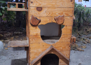 Grande maison en bois pour chat solide et durable