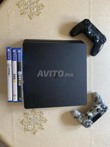 ps4 slim 500GB avec 2 manette et avec 3 cd