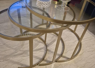 3 Tables basses gigognes en verre et métal doré