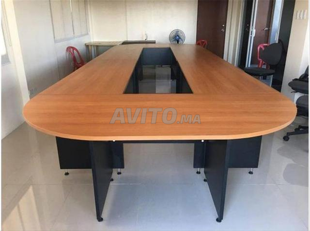 DES BUREAUX ET ARMOIRE ET SALLE DE REUNION  - 2