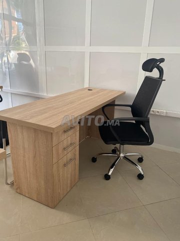 bureau avec caisson attaché