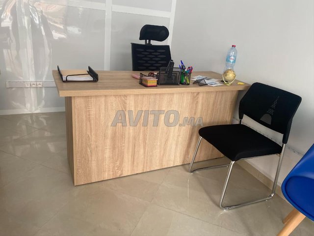 Bureau avec caisson attaché