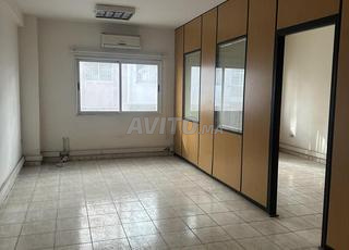 مكتب بموقع استراتيجي محطة القطار والترام والحافلات