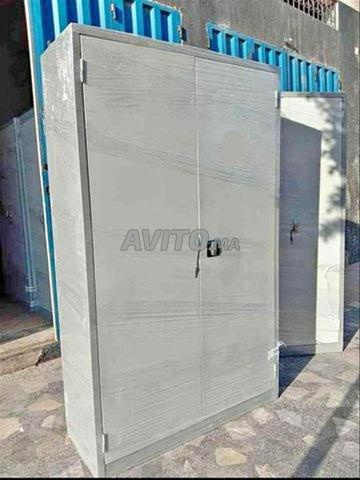 Armoire métallique à étagères
