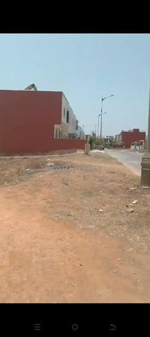 بقعة أرضية ممتازة على واجهة محفظة للبيع  - 2