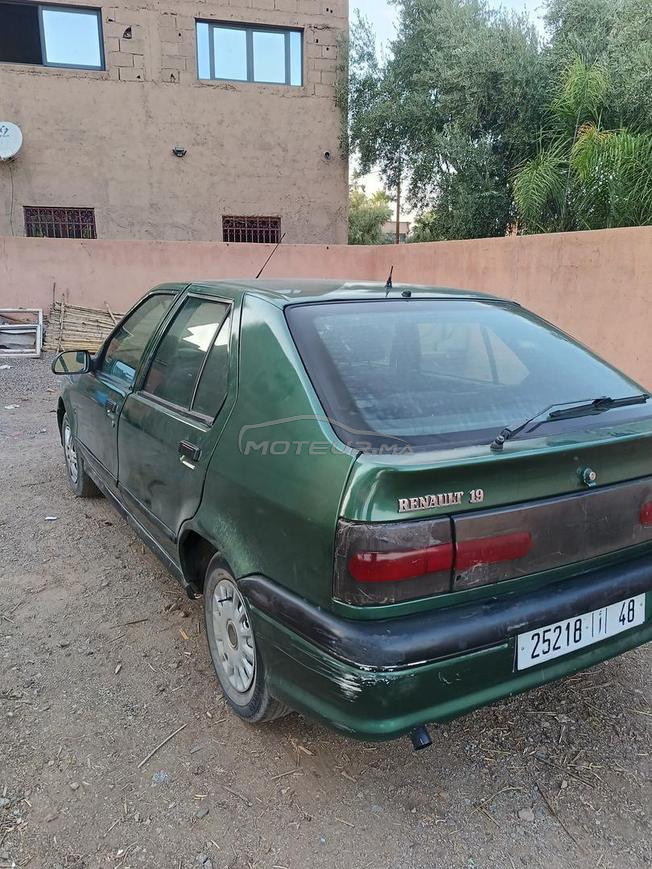 سيارة رينو 19