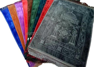 سجادة الصلاة كبيرة ومبرة غليظة 