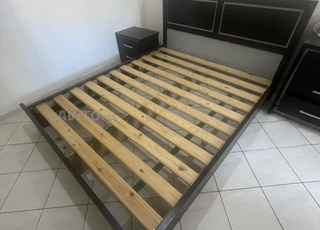 LIT avec deux tables de chevets et commode