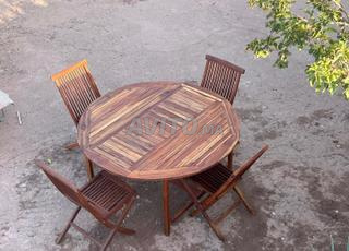 طاولة وكراسي من خشب الساج