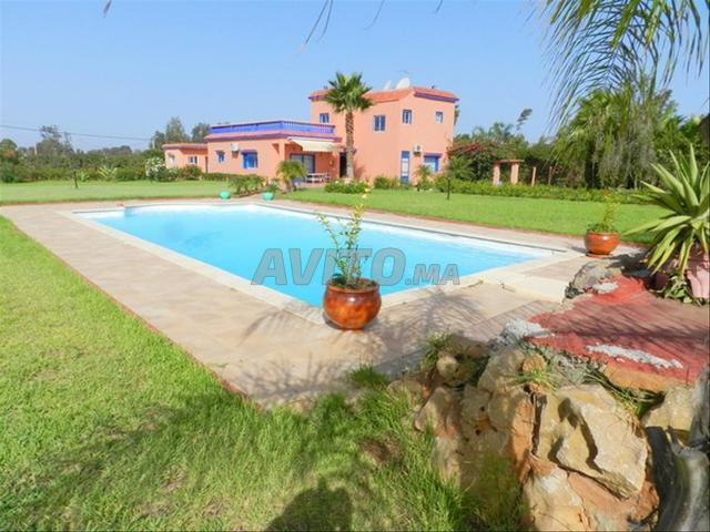 Vends villa piscine sur un titre 7065 m2 Bouznika