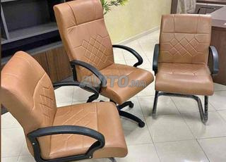 Des chaises visiteurs simili cuire