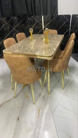طاولة طعام مع كراسي متناسقة