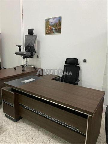 des bureaux et table de réunion et des armoire