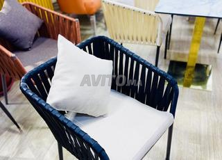 كراسي وطاولات