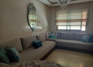 Banquette et matelas et lustre et déco