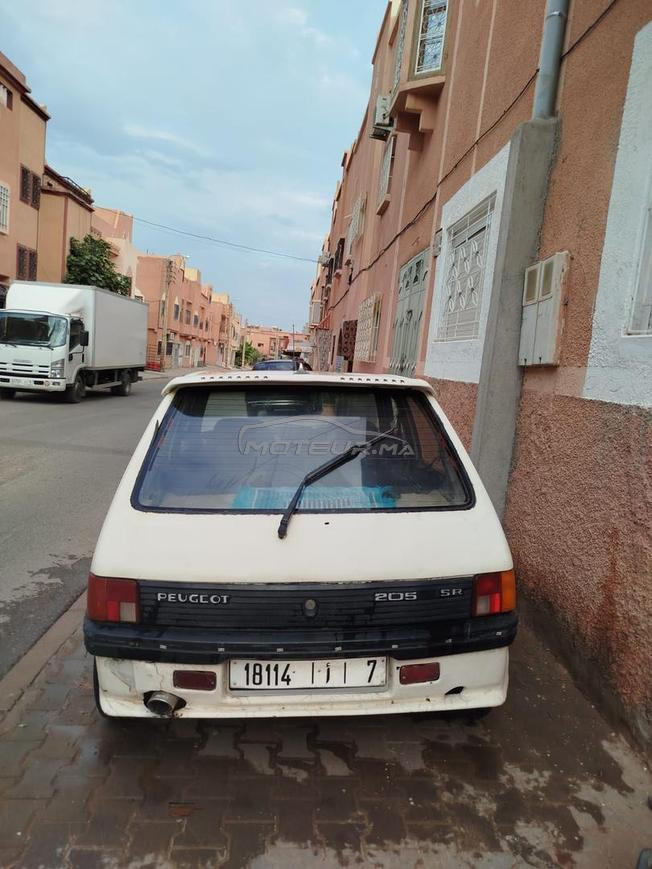 سيارة بيجو 205