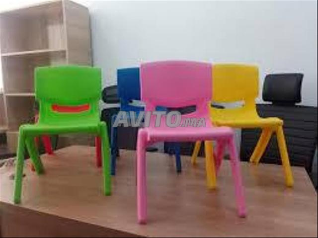 كرسي بلاستيكي