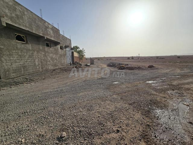 أرض 1480 متر مربع عارية H2E 3 واجهات