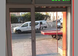 باب و واجهة زجاجية و كاونتر من الألومنيوم