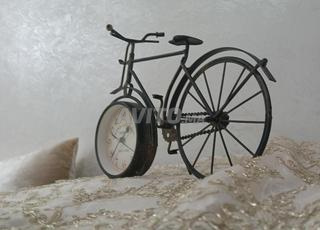 horloge en forme de vélo vintage effet roullie 