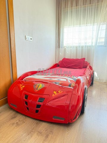 Lit type Cars plastique avec sa Couette