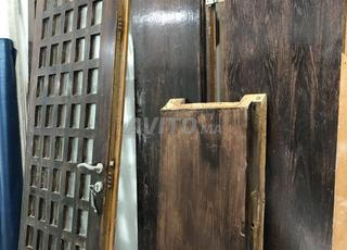 باب خشبي فاخر مع جوانب زجاجية