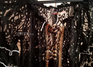 Tunique d'été à la mode noire avec broderie dorée