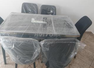 table neuve avec chaises