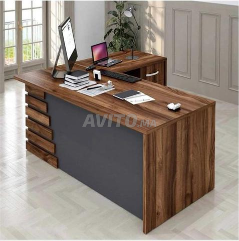  DES BUREAUX ET TABLE DE RÉUNION ET ARMOIRE  
