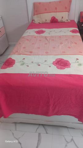 vendre un lit avec coiffeuse d'un personne