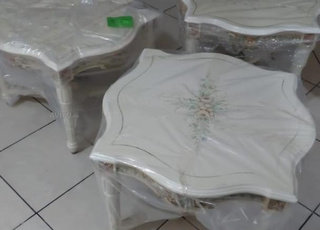 Lot de 3 tables basses et bureau en bois peint