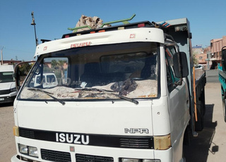 شاحنة من نوع isuzu