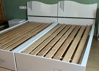 cadre de lit Ikea et table de nuit