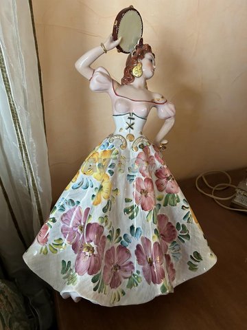poupée en porcelaine 